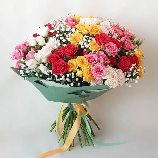 Spray roses with gypsophila are used in the bouquet.
