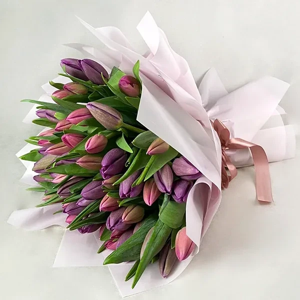 The bouquet is made of tulips in pink-purple tones.

