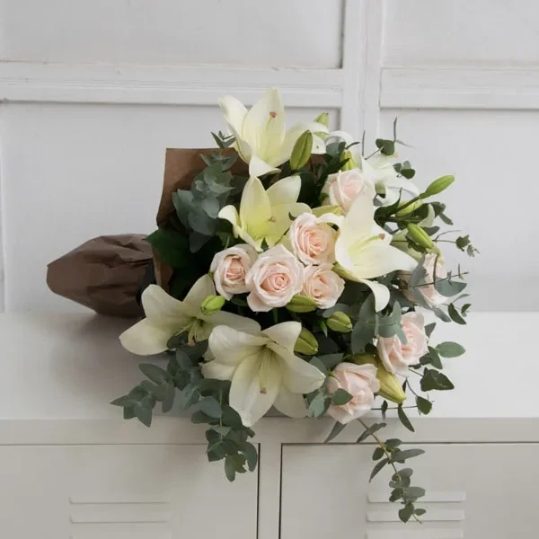Bouquet with white lilies and roses