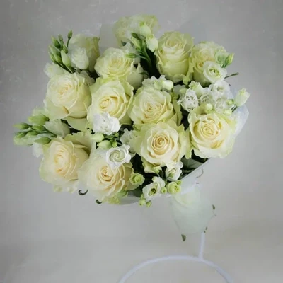 Белые розы с белыми эустомами