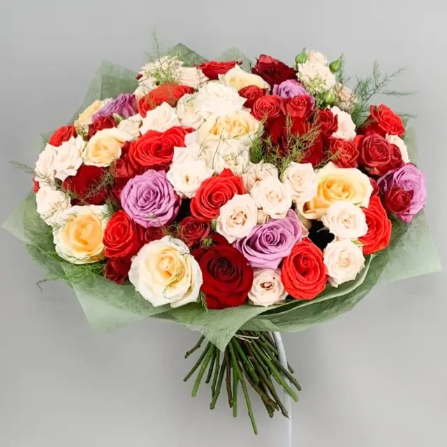 Roses of different colors are used in the colorful bouquet.