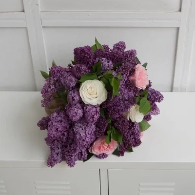 Bouquet with lilac and roses (4 roses)