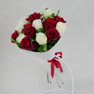 В букете использованы красные и белые розы.