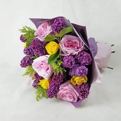 The bouquet is made of roses and lilacs.