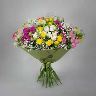 Colorful spray roses with gypsophila
