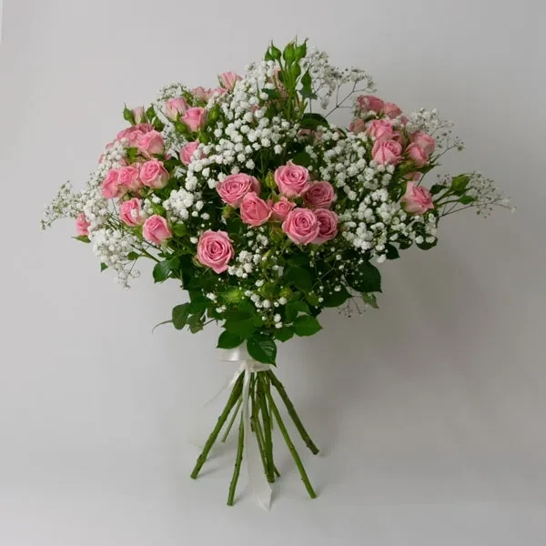 Букет составлен из розовых кустовых роз и гипсофилы.

