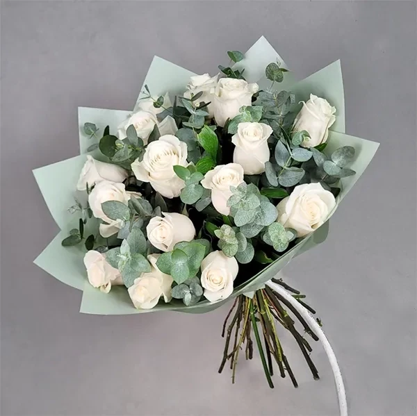 Mono bouquet of 15 white roses