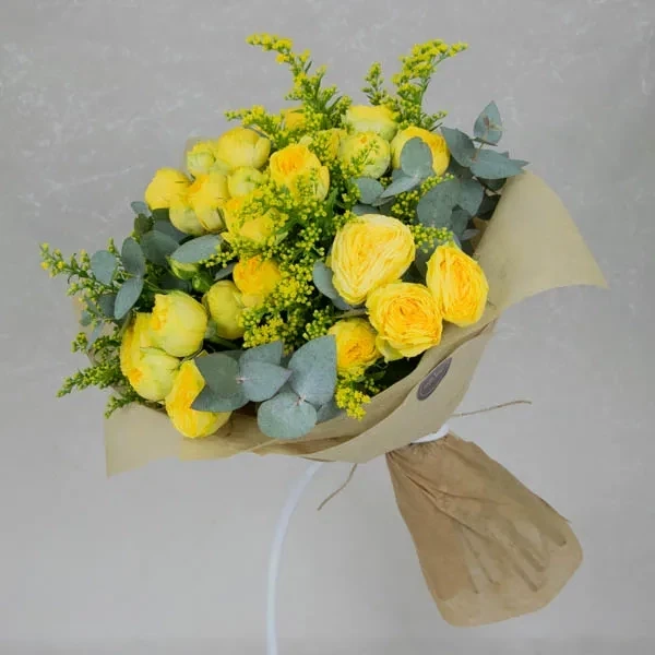 Букет оформлен желтыми розами в лимонных тонах.
