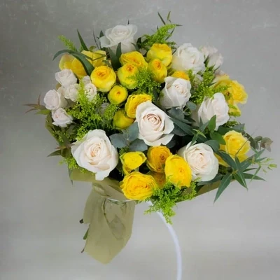 The bouquet is made of yellow and white roses and measures approximately 30x60.