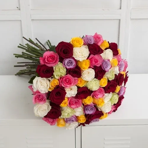 70 roses are used in the bouquet. The approximate height of the bouquet is 70 cm.