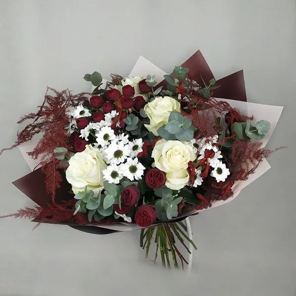 Микс букет с красным аспарагусом и розами