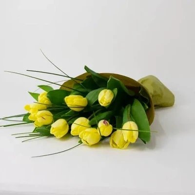 Yellow tulips are used in the bouquet.
