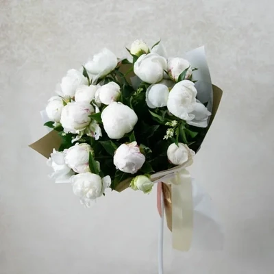 18 white peonies are used in the bouquet. The approximate size of the bouquet is 45-55 cm.
