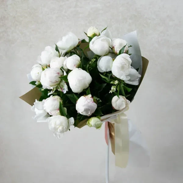 18 white peonies are used in the bouquet. The approximate size of the bouquet is 45-55 cm.

