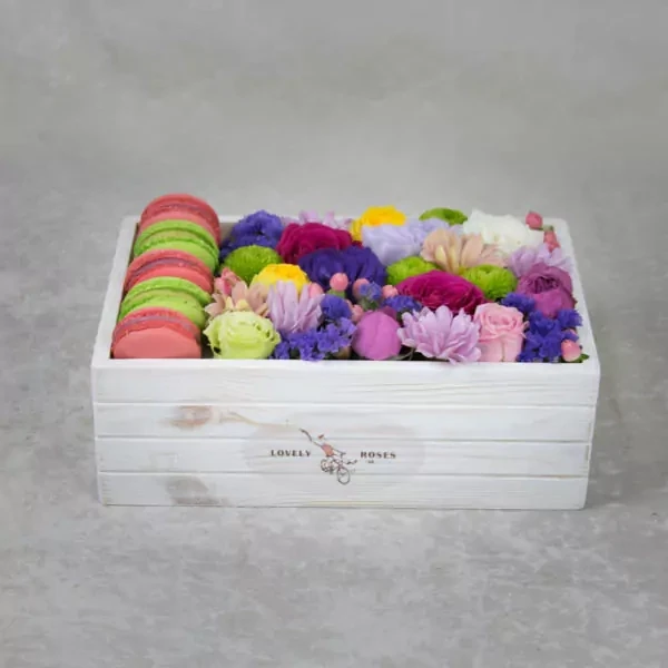 Gift box with flowers and macarons (medium)