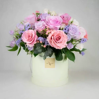 Розовые и фиолетовые розы в коробке