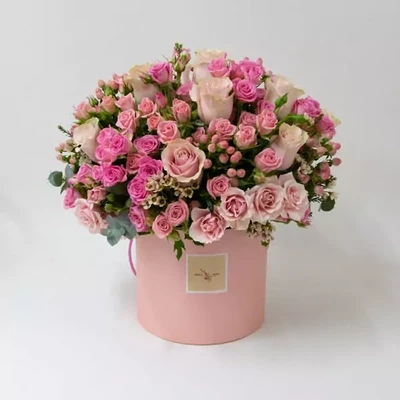Pink roses with hypericum in a box