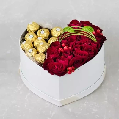 Композиция выполнена в коробке в форме сердца с красными розами и ферреро (200г).