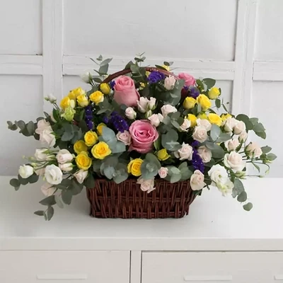 Flower arrangement from roses in basket