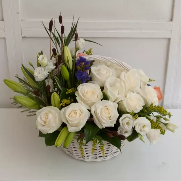 Flower arrangement of white roses