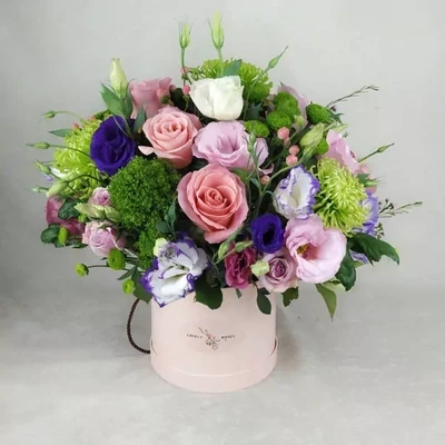 Different colors of lisianthus and rose are used in the arrangement.

