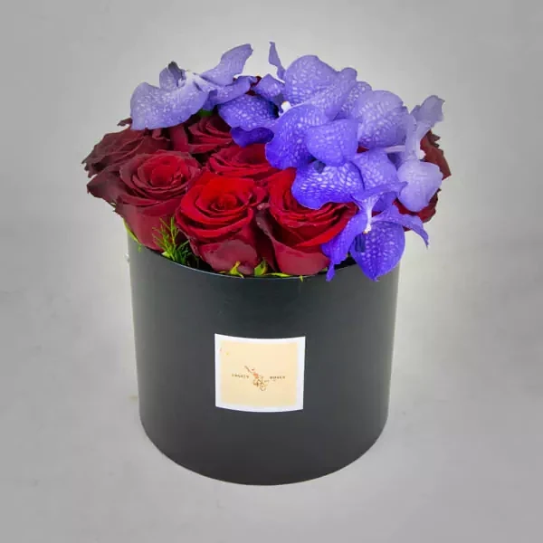 Red roses with blue orchidea