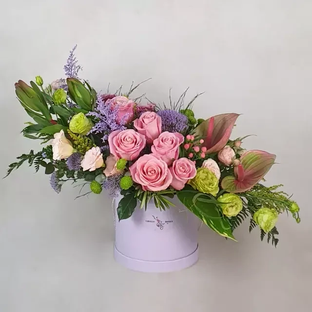 Arrangement with pink roses and anthurium