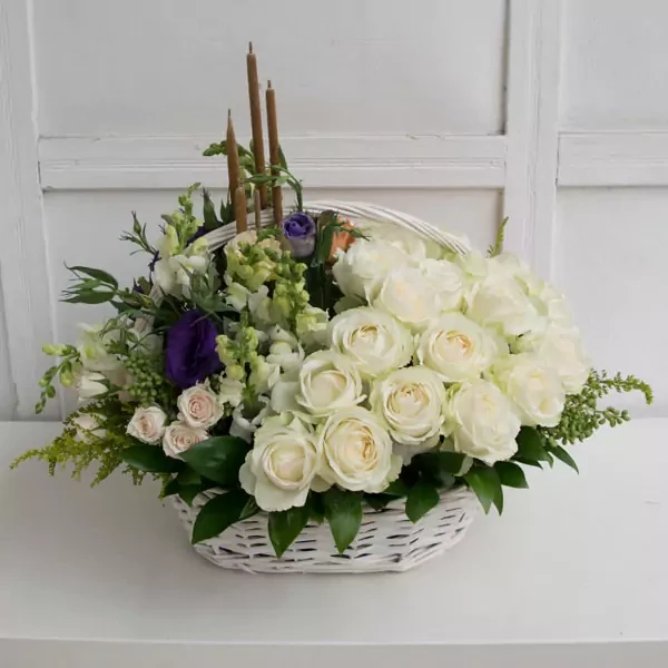 The composition is made with white roses in a basket. The approximate size of the composition is 50-60 cm.
