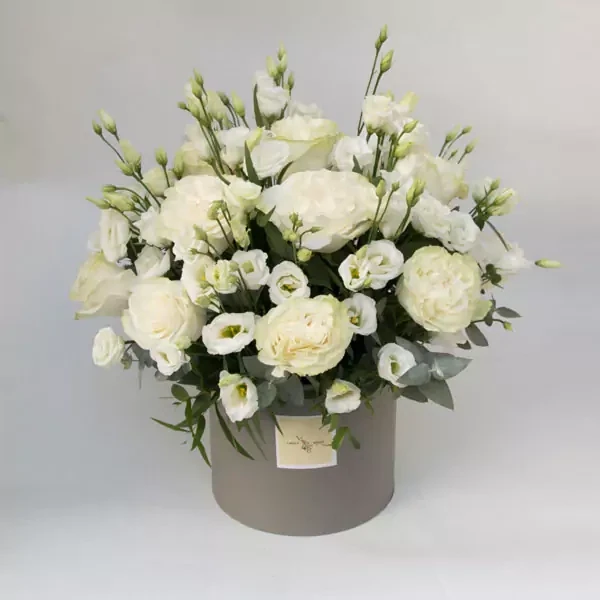Composition with white roses and lisianthus