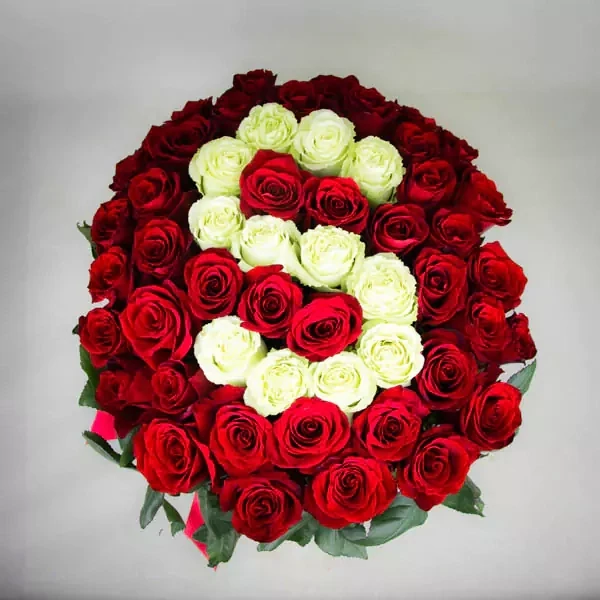 The composition in the box is made with 50 roses and the chosen initial