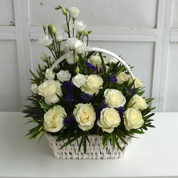 Композиция из белых роз