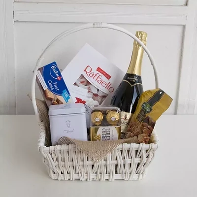 Gift basket with sparkling wine