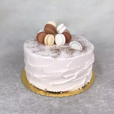 Cake with macaroons