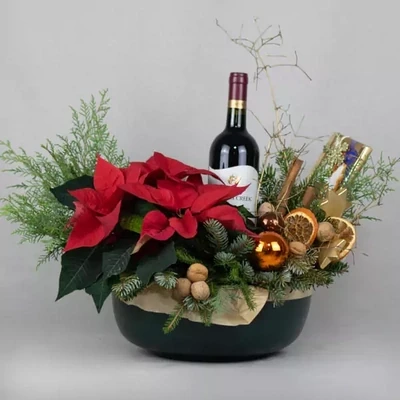 Подарочный набор красным рождественским цветком,шоколадам и вином