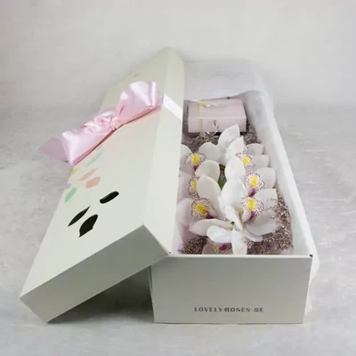 Орхидея в коробке с конфетами