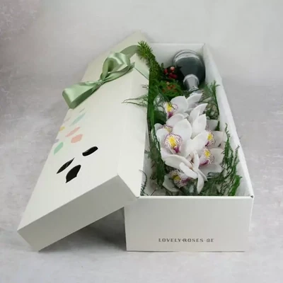 Орхидея в коробке с шампанским