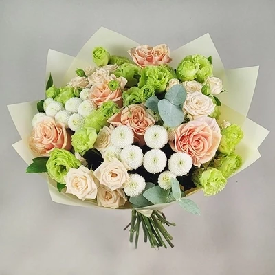 A delicate bouquet in summer colors