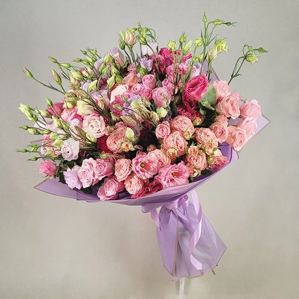 Букет составлен из розовых эустом и розовых кустовых роз разных тонов.