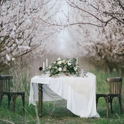 Как украсить главный стол свадьбы?