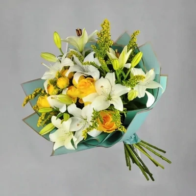 White lilies and yellow roses together create a bouquet that is impossible to ignore. An extra zest is given by the turquoise colored wrapping paper. Bright and at the same time very fresh, this bouquet will leave lily lovers spellbound. This bouquet uses Asiatic lilies, which are odorless once cut and do not cause headaches, unlike Oriental lilies.