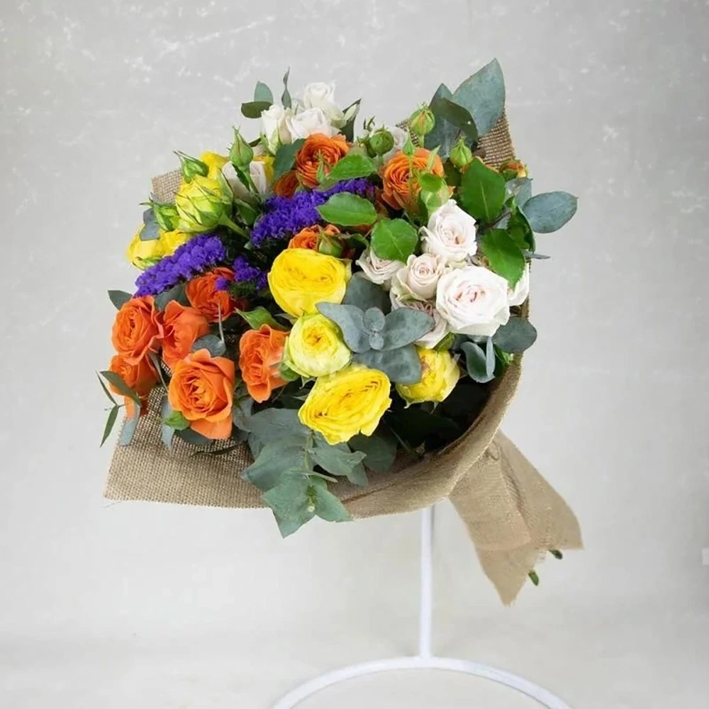 Bouquet of spray roses with limonium