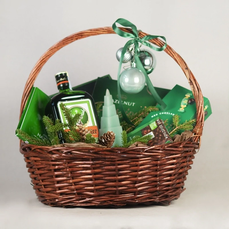 Green gift basket with Jägermeiste