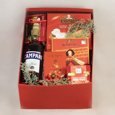 წითელი სასაჩუქრე ყუთი ლიქიორი &quot;Campari&quot;-ით
