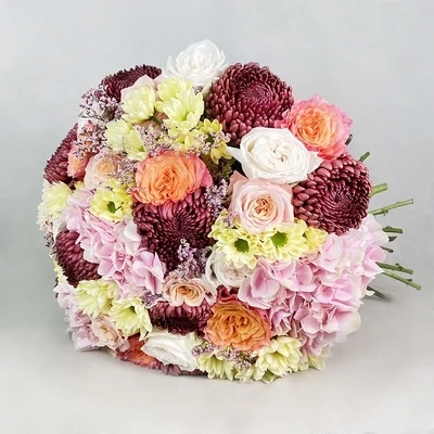 The bouquet includes: hydrangeas, single-headed chrysanthemums, chrysanthemum Bacardi, Austins, single-headed roses.
