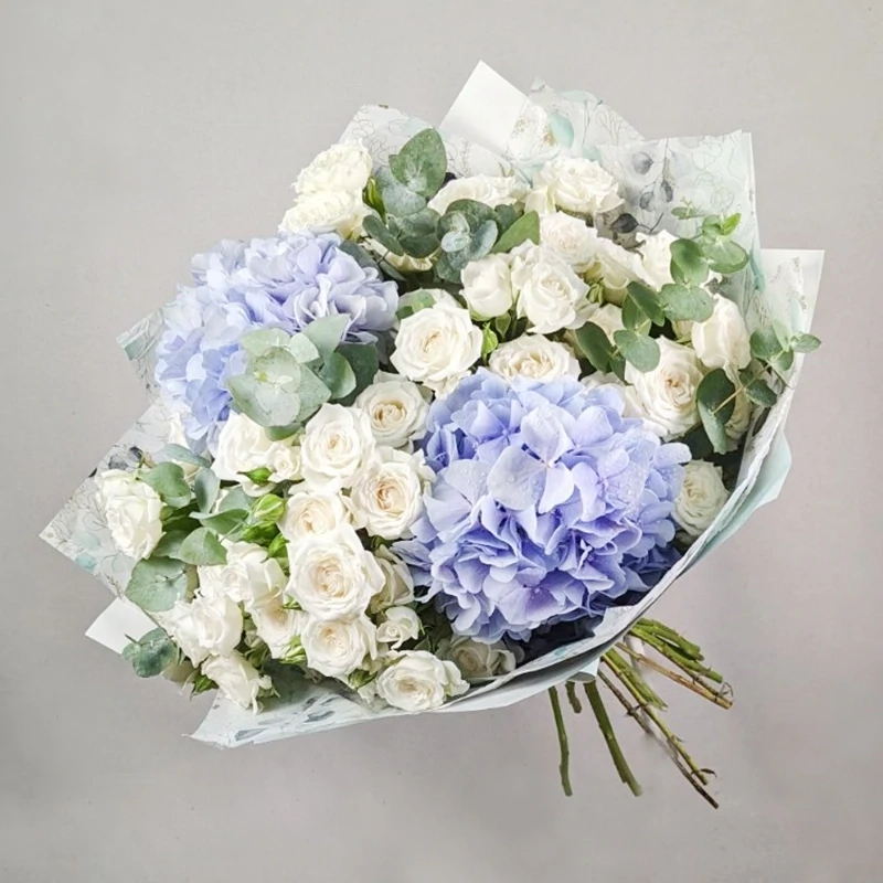 Bouquet of spray roses and hydrangeas