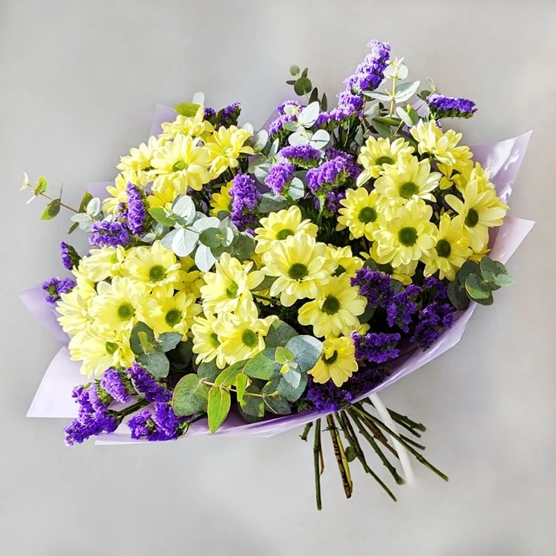 Bouquet of chrysanthemums and statice