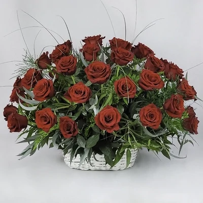 50 red roses&#39; arrangement in a basket