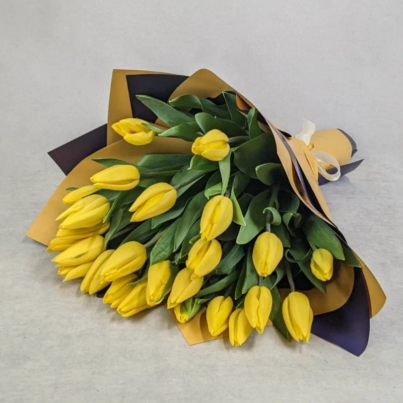 This bouquet is made out of Dutch tulips of approximately 30-35 cm