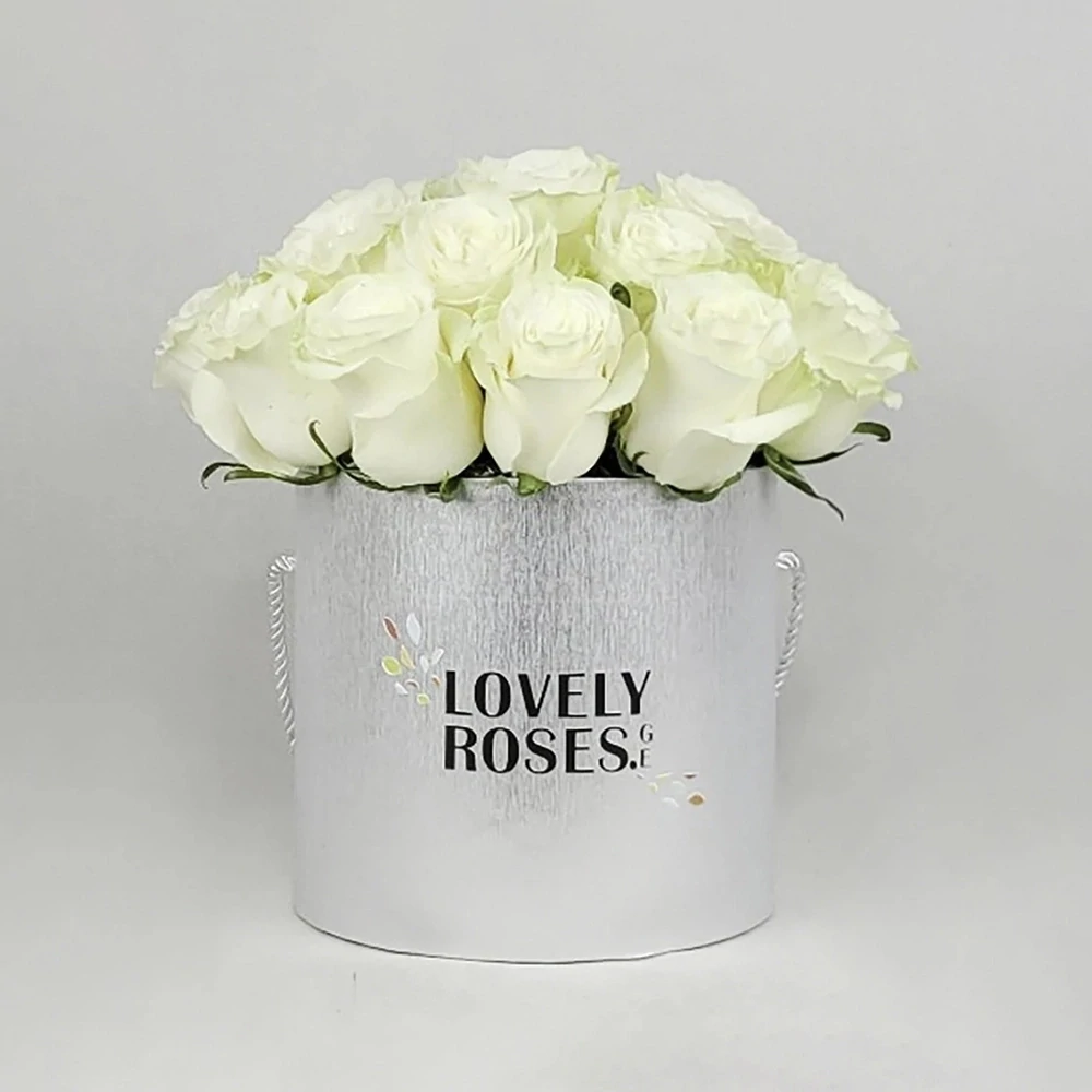 Белые розы в серой коробке