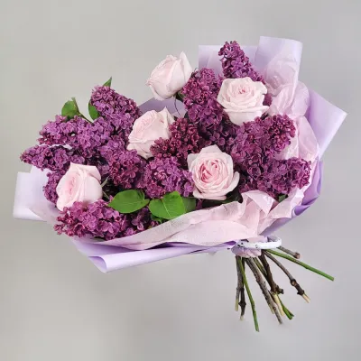 The bouquet is made of roses in purple tones.